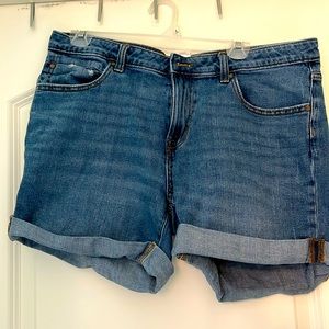 Caslon 30 waist denim cuffed Boyfriend shorts